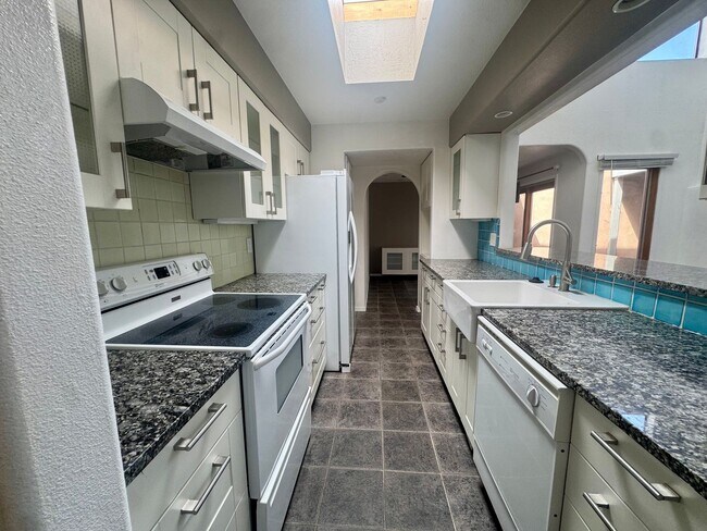 Foto del edificio - 2 bed 2 Bath Sawmill Gem!