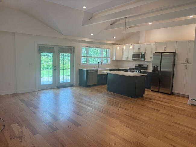 Building Photo - Large modern single-family home for rent.