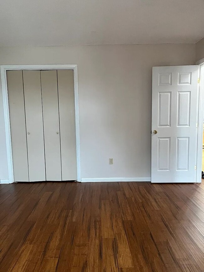 Building Photo - Bright, Updated 2-Bedroom in Prime Burlington Location — Available NOW!