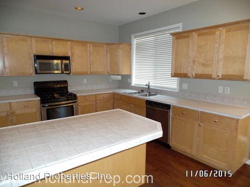 Building Photo - 211 NE 55th Ave