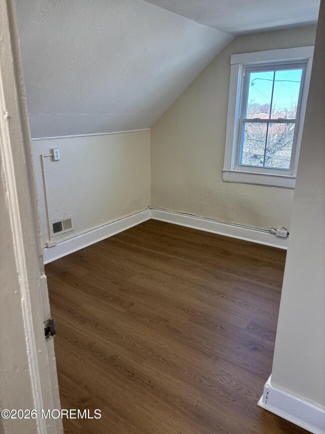 Foto del edificio - 114 Heck Ave