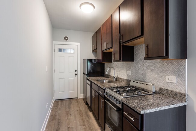 Foto del edificio - 705 W Brompton Ave