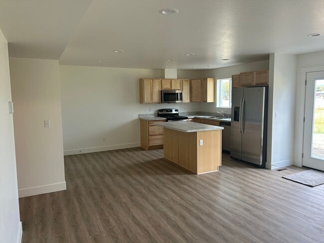 Building Photo - First Month Free   Newly Built Townhouse