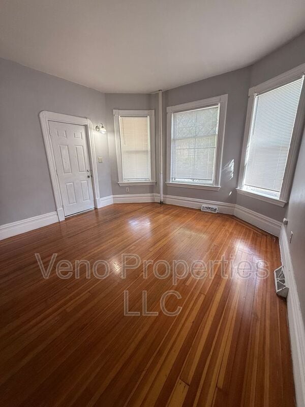 Building Photo - 1075 Park Ave
