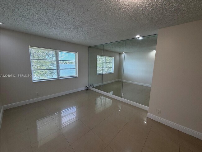 Building Photo - 432 Lakeside Dr