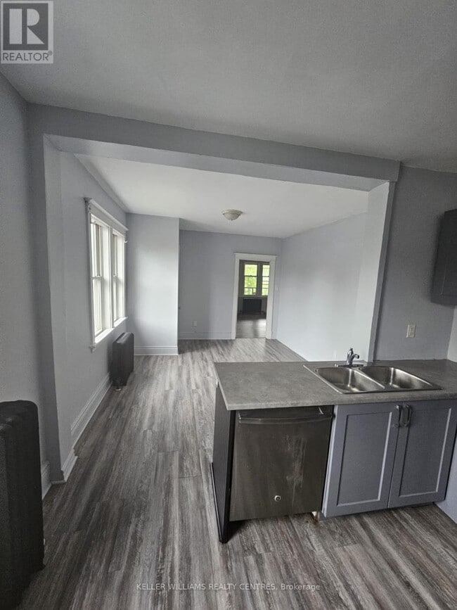 Building Photo - 991 Main St E