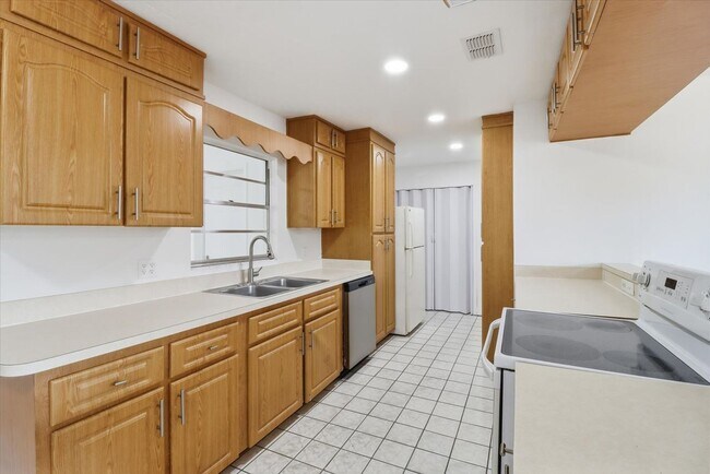 Foto del edificio - Charming  Florida 2 Bedroom Bungalow with an Additional Bonus/Sunroom, Covered Parking & Patio