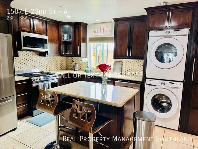 Foto del edificio - End Unit 2/3 Townhome with Garage