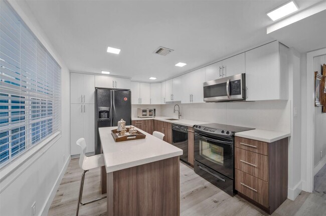 Foto del edificio - 903 Cypress Grove Dr