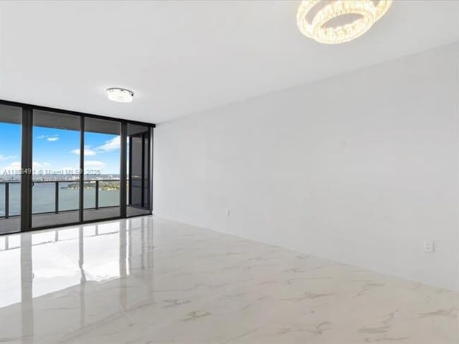 Foto del edificio - 700 NE 24th St