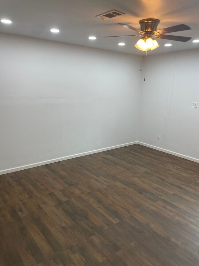 Building Photo - 540 Templehill St