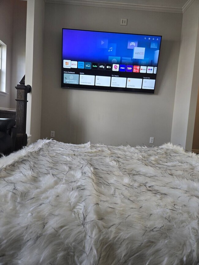 Building Photo - Beautiful Upscale Townhome