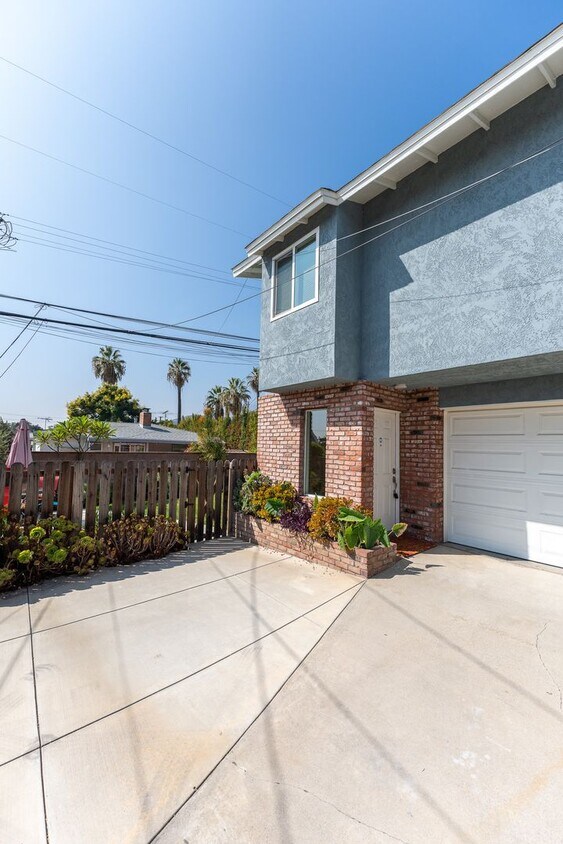 Primary Photo - Contemporary New home in Monrovia