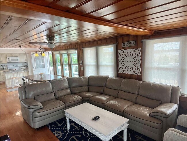 Foto del edificio - 71 Aquidneck Ave