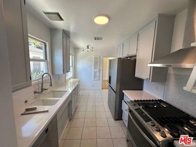 Foto principal - 3169 S Bentley Ave