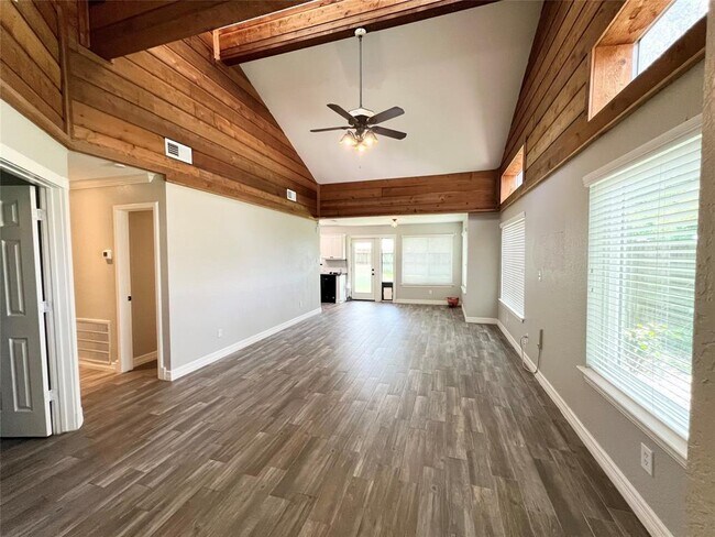 Foto del edificio - 3215 Keywood Ln