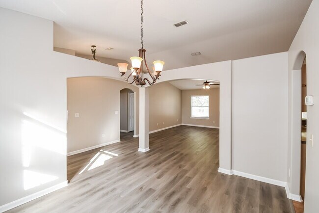 Foto del edificio - 1299 Summit Oaks Dr E