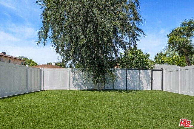 Foto del edificio - 13842 Hamlin St