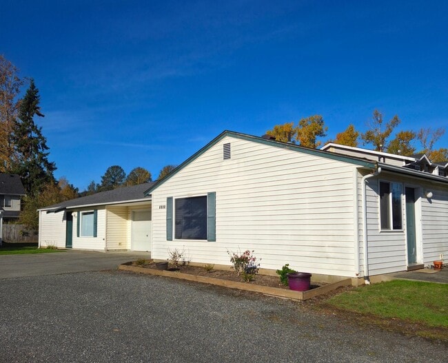 Building Photo - Two Bedroom One Bathroom Duplex For Rent i...