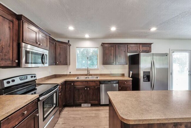 Foto del edificio - Remodeled 6 beds, 2 car garage!!