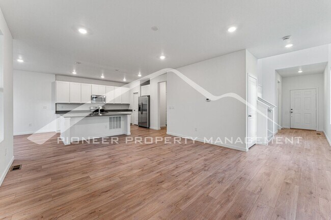 Foto del edificio - Charming Property with 2 Car Garage and Ce...