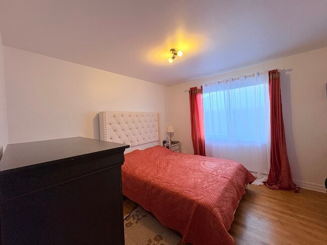 Photo du bâtiment - 8570 Rue De Teck