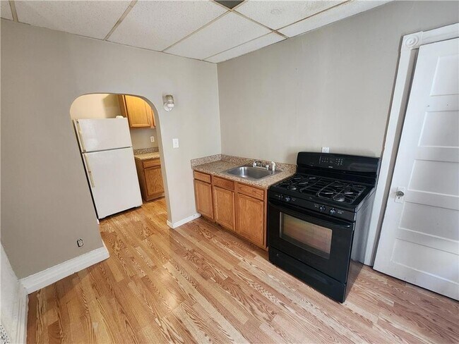 Building Photo - 465 Montclair Ave