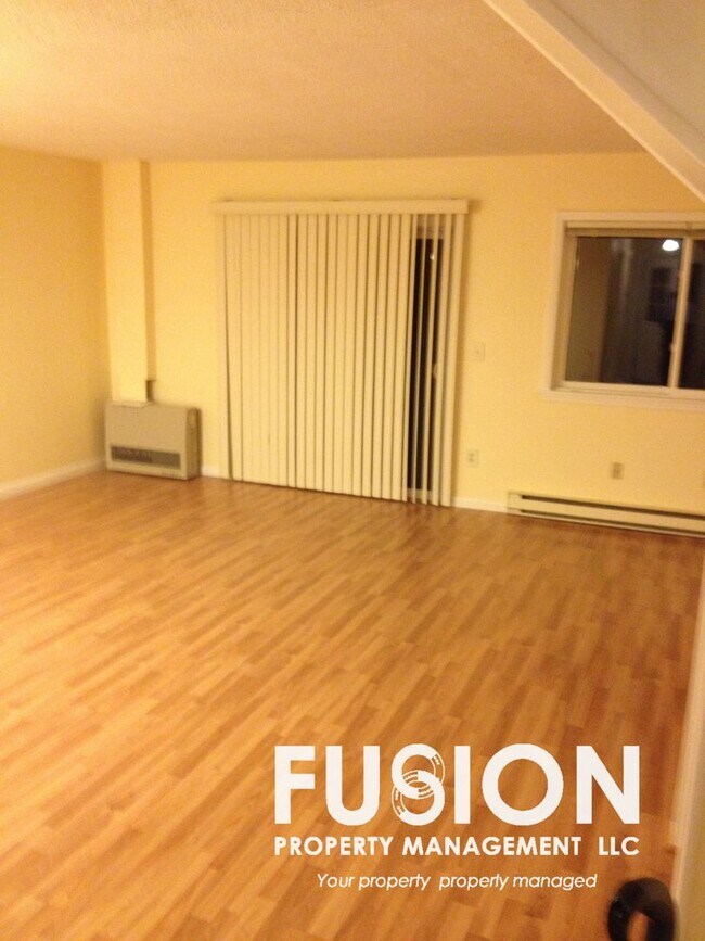 Building Photo - Private Townhouse with Patio, Pool & Parking