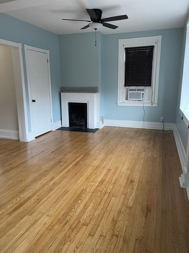 Building Photo - Large 2Nd. Floor 1 bedroom Apt.