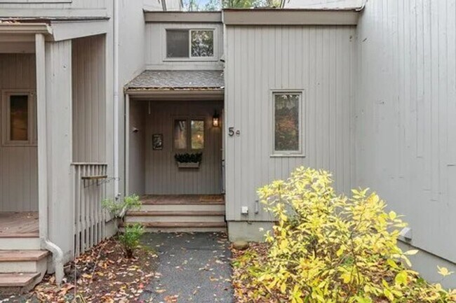 Foto del edificio - Large 2 Bed/2.5 Bath Condo | Private Back Deck | Washer and Dryer and More!