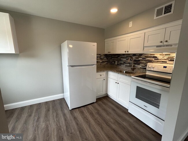 Building Photo - 2625-2627-2627 Parkside Terrace