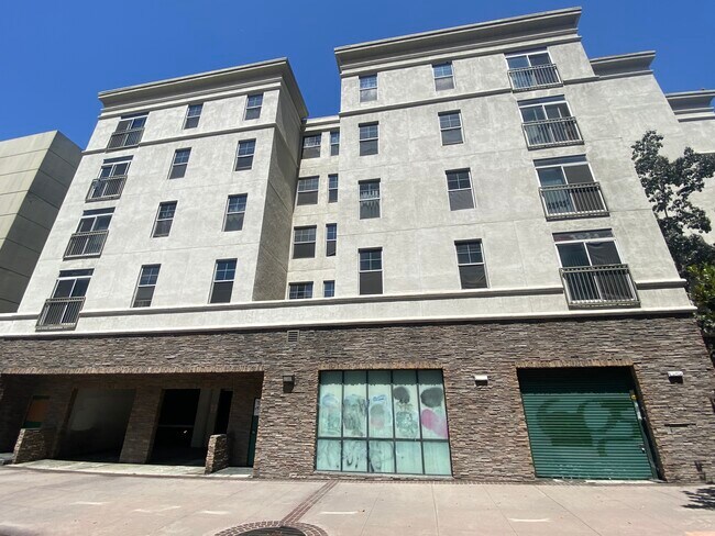 Building Photo - 400 W 9th St
