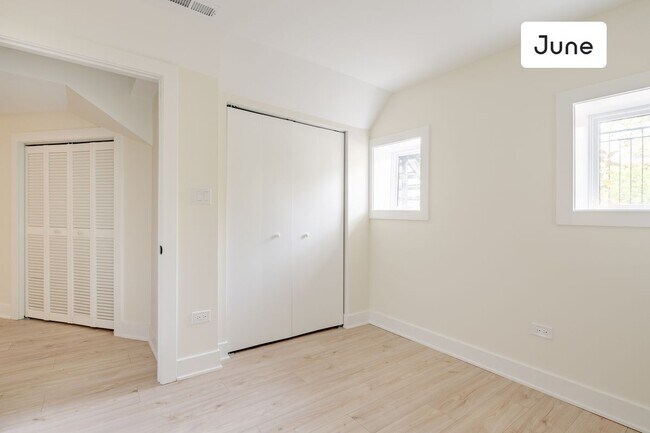 Building Photo - ROOM ONLY in 4-bed/2.5-bath Home
