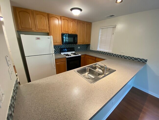 Building Photo - 659 W Division St