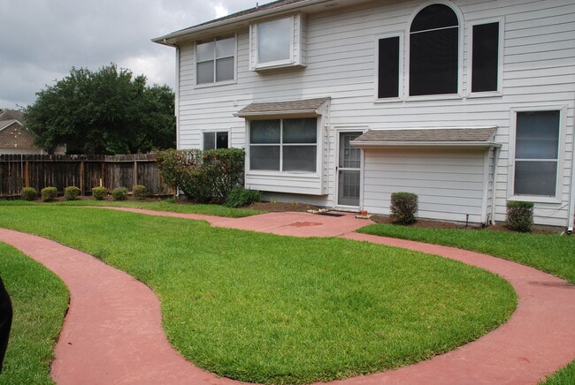 Building Photo - 8934 Aberdeen Oaks Dr