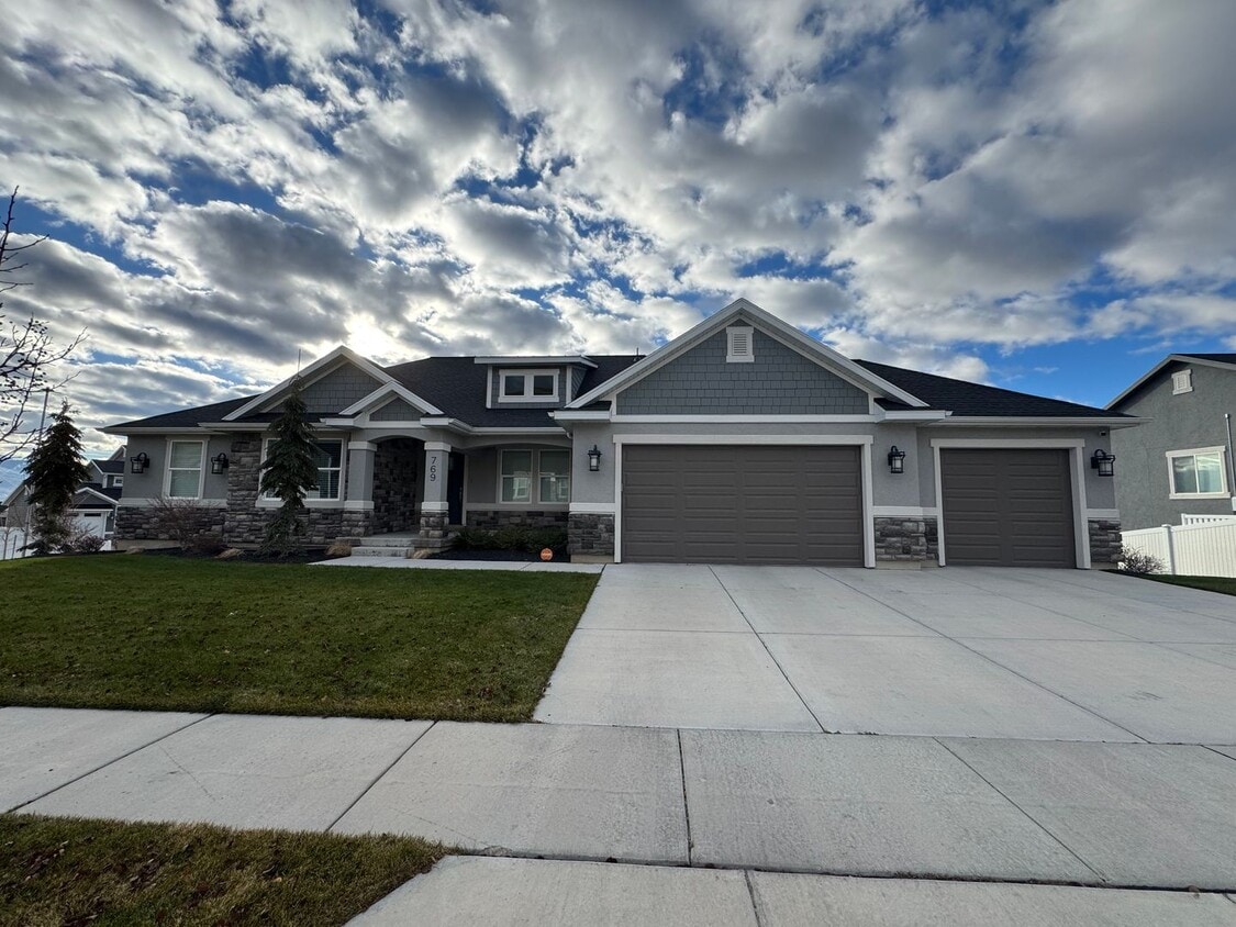 Foto principal - 5 Bedroom 3.5 Bathroom Home in Lehi Utah!