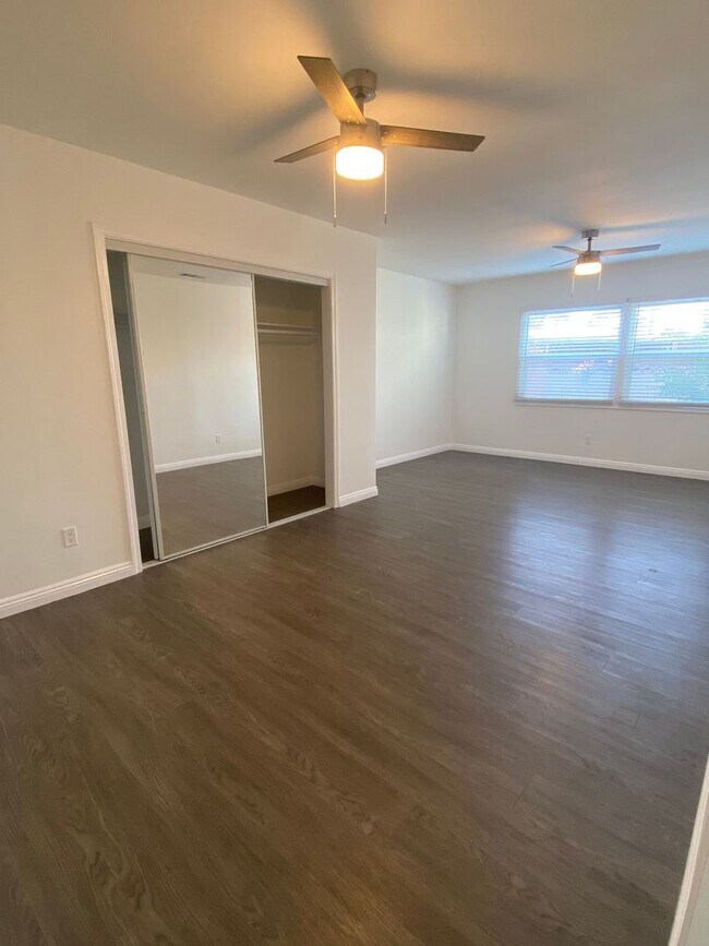 Building Photo - 11091 Violet Dr