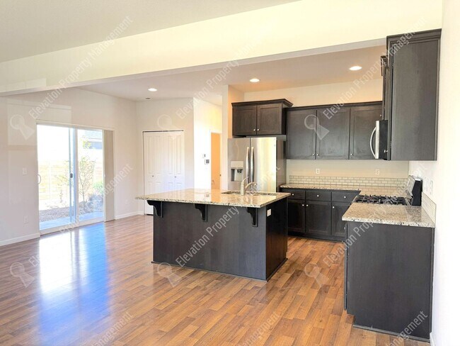Foto del edificio - 3 BR pet-friendly home with fenced yard