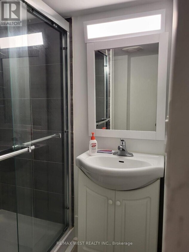 Building Photo - 76 Lexington Rd