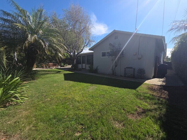 Foto del edificio - Mid-town Ventura 3 Bedroom 2 bath single level home