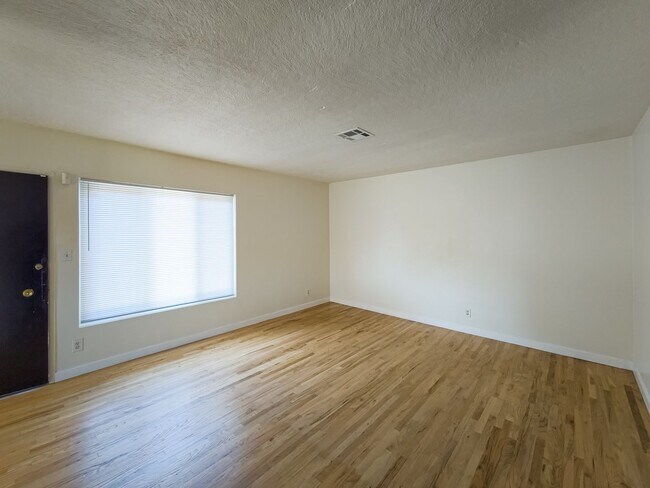 Foto del edificio - 2BD/1BA In LA's most Vibrant and Eclectic ...