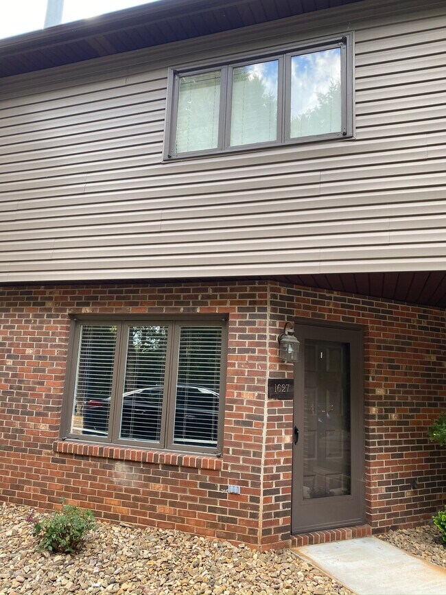 Puerta principal. - 1627 10th St Pl NW