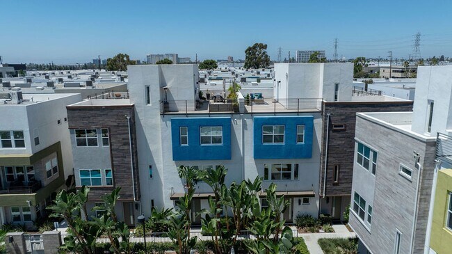 Foto del edificio - FURNISHED MODEL TOWNHOME IN HOA COMMUNITY