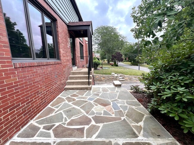 Building Photo - Pittsburgh - 3 Bedroom 1.5 Bathroom - Stunning Home