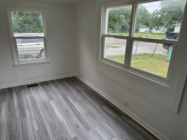 Foto del edificio - 1548 E Perry St