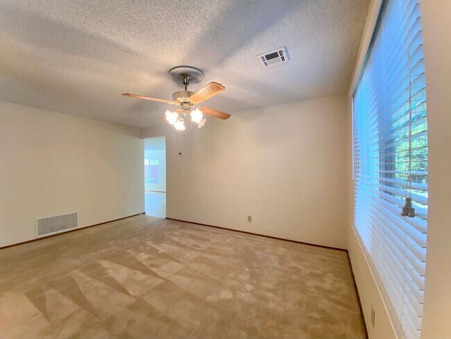 Foto del edificio - Spacious 4-bedroom home with Bonus Loft located in Union City! – Beautiful Backyard!