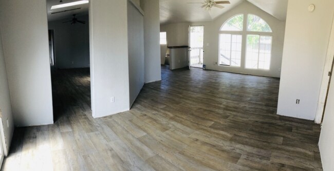 Foto del edificio - 3/2 Home- 1,700 sq.' w/ Expansive Open Floor Concept