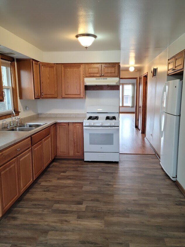 Kitchen - 7926 S Kedzie Ave