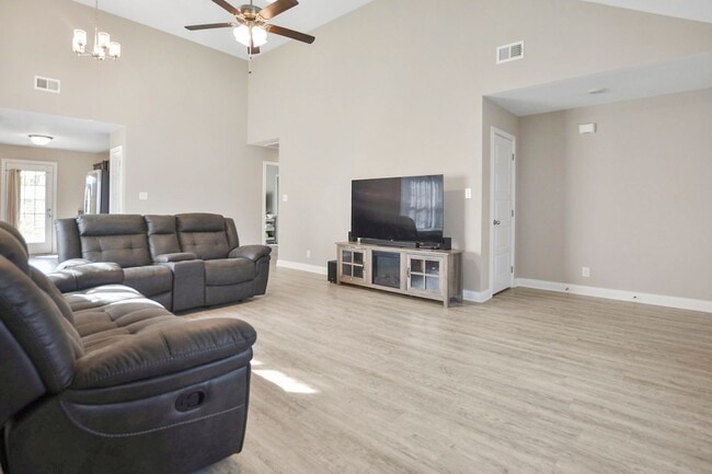 Foto del edificio - Pet Friendly Three Bedroom!