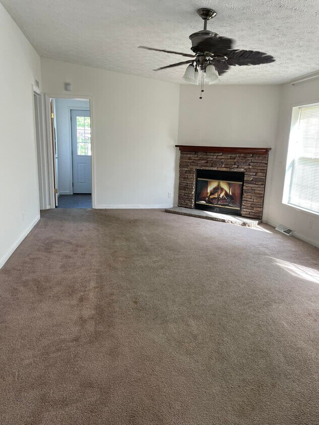 Sala de estar - 1735 Mills Rd